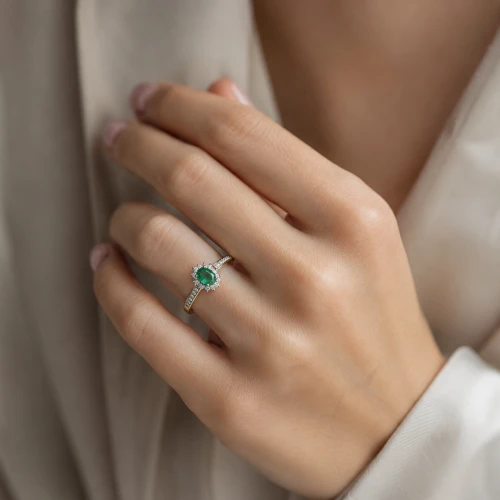 Złoty Pierścionek ze szmaragdem i diamentami 0,51ct