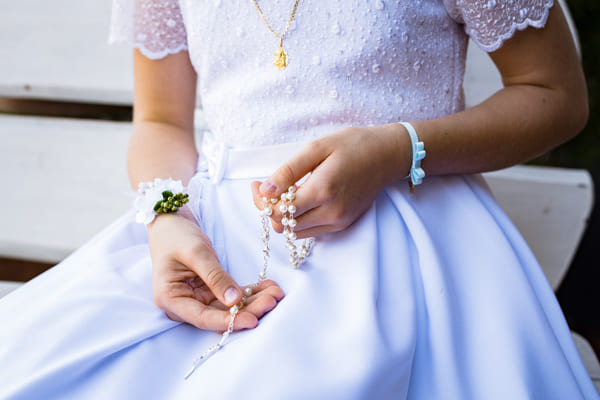 Więcej niż słowa: Co wygrawerować na pamiątce Komunii, by za 20 lat wciąż wzruszało tak samo?